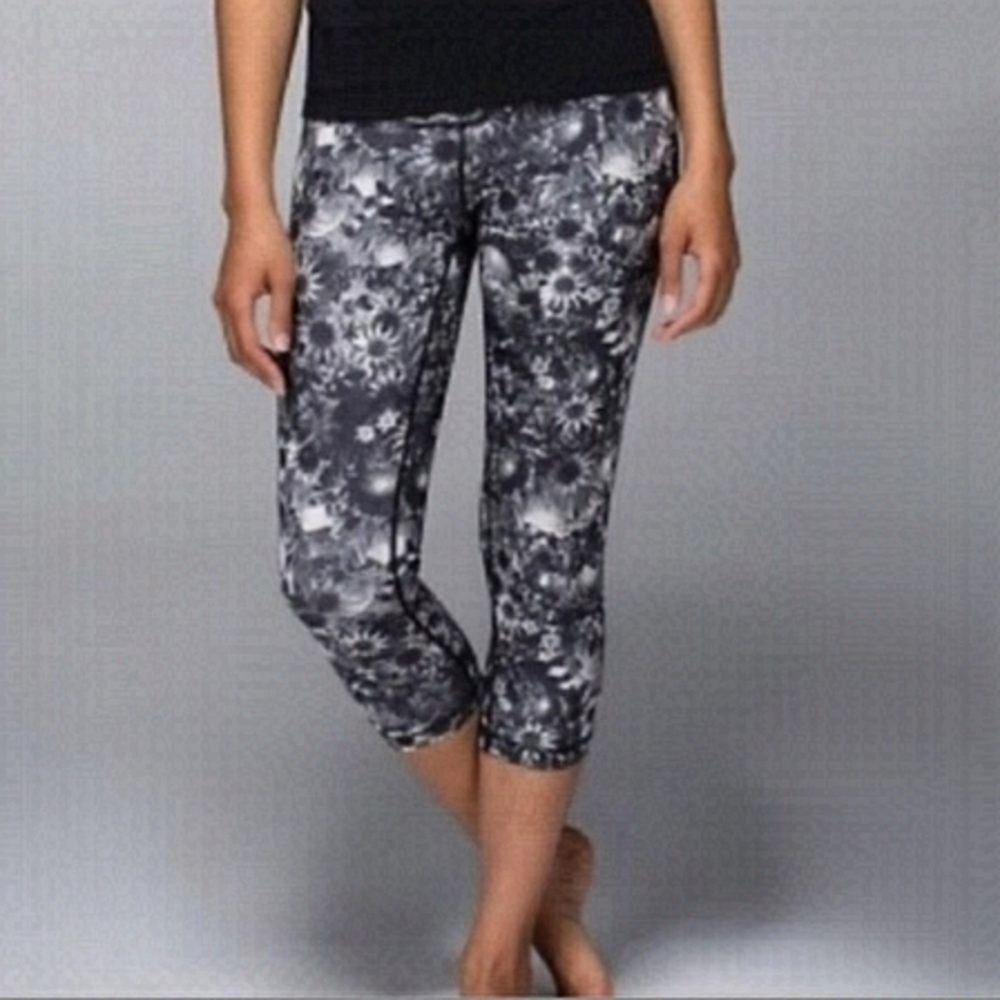 FLOWABUNGA Lululemon wunder under crops size 4